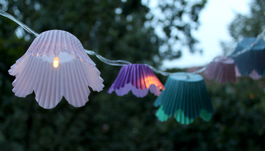 Die Lichterkette mit Toppits® Flower Muffins sorgt für tolles Ambiente