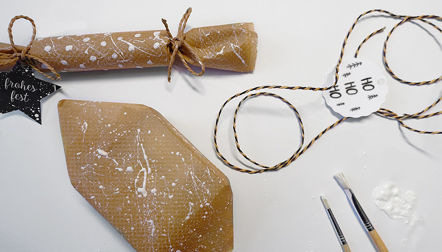 In Backpapier verpackte Geschenke können mit schönen Schnüren dekoriert werden.