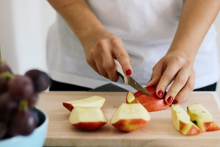 Ein frischer Apfel wird geschnitten und im Zipper® Beutel aufbewahrt.